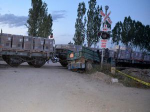 Yük treni ile tarım makinası çarpıştı