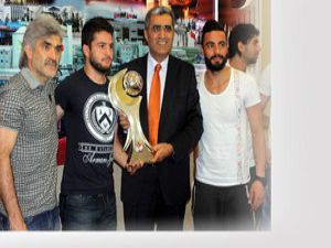 Pankobirlik Genel Başkanı Konuka Kupasını götürdü