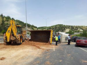 Ankara yolunda devrilen kamyon trafiği kiltledi