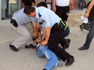 Hırsızlık şüphelisi polise zor anlar yaşattı
