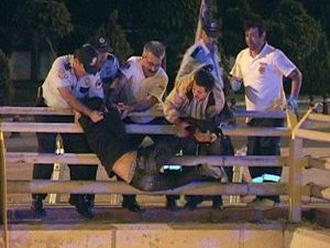 İntahar etmek isteyen şahsı polis kurtardı