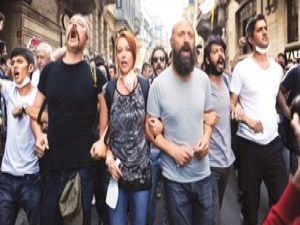 Sanatçı duyarsızlığı Köşe yazarları, şarkıcılar, oyuncular