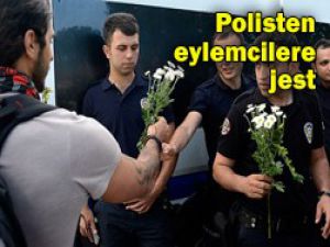 Çiçek dağıttılar