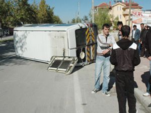 Öğrenci servisi ile kamyonet çarpıştı