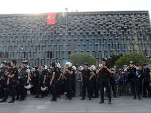 Polis, Atatürk Anıtı ile AKMdeki flamaları kaldırdı