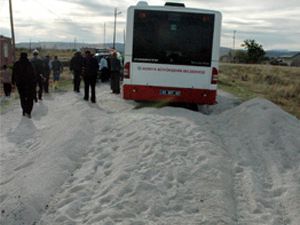 Belediye otobüsü kum yığınına çarptı