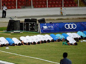Libyalı futbolculardan maç öncesi namaz
