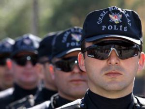 Üniversiteli sokak polisleri iş başında