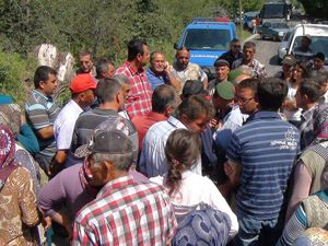 Köylüler yolu trafiğe kapattı