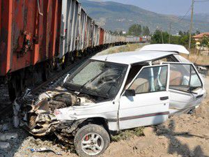 Konyada yük treni ile otomobil çarpıştı