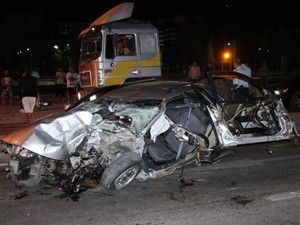 100 kilometre hızla refüje çarptı