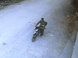 Motosikletteki benzinle iş yeri kundakladı
