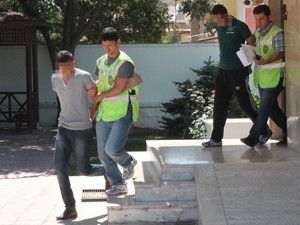 Salak hırsızlar; sahte bilezikleri çaldı