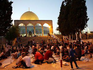Türk yardım derneklerinden Mescidi Aksada iftar