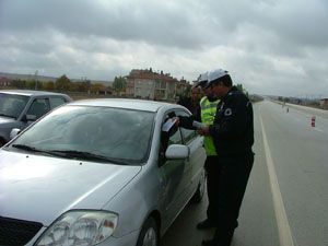 Trafik ekipleri sürücüleri broşürle uyardı