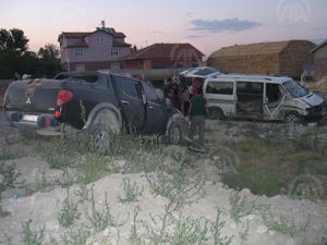 Kamyonetle minibüs çarpıştı 9 yaralı