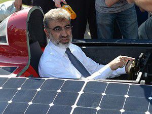 Bakan Yıldız güneş enerjili araba kullandı
