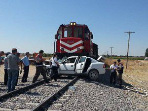 Tren otomobili biçti 2 ölü 1 yaralı!