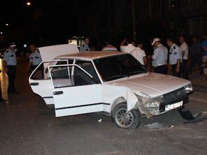 Dur ihtarına uymayan alkollü sürücü kaza yaptı