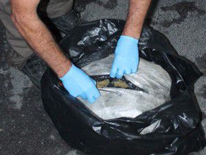 Otomobilden 32 kilo esrar çıktı