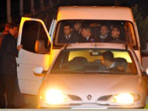 3 asker kafese girdi