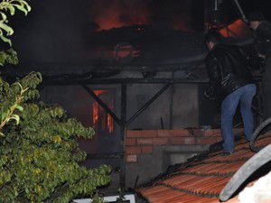 Komşular iki aileyi yanmaktan kurtardı