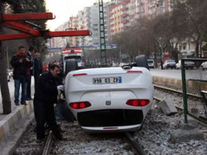 Konyada otomobil tramvay hattına girdi: 3 yaralı