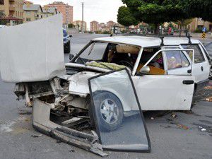 Ambulans otomobille çarpıştı 5 yaralı