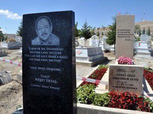 Neşet Ertaş için anıt mezar