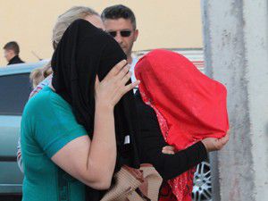 Hırsız kadınlar iş yeri sahibine yakalandı
