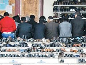 Camiden Çıkana Ateş Etti
