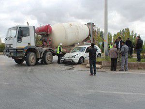 Otomobil beton mikseri ile çarpıştı 3 yaralı