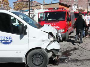 Savrulan araç kadınlara çarptı 5 yaralı