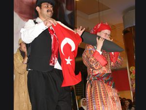İşitme engelli çocuklardan kolbast şovu