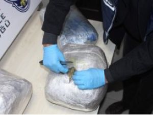Yolcunun valizinden esrar çıktı
