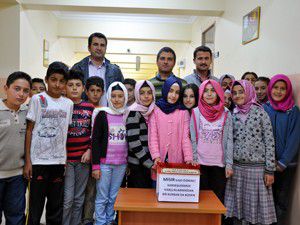 Harçlıklarıyla kardeşlerini sevindirecekler