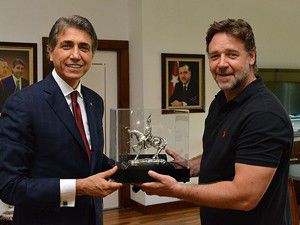 Russel Crowe filmi için mekan bakıyor