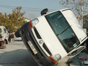 Konyada 2 servis aracı çarpıştı; 4 yaralı