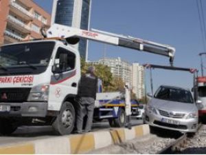 Çarpmamak için tramvay yoluna uçtu!