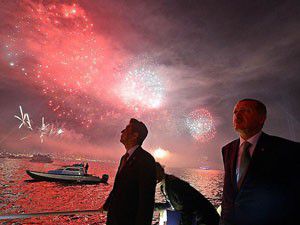 Havai fişek gösterisini konuklarıyla izledi
