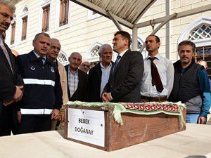 Annesi yalnız bıraktığı için ölen bebek toprağa verildi