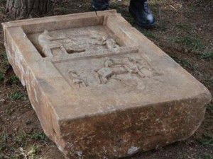 Tarihi mezar taşını jandarmaya satmak istedi