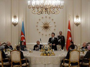 Gül Aliyev onuruna yemek verdi