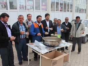 Derbentte geleneksel aşure dağıtımı