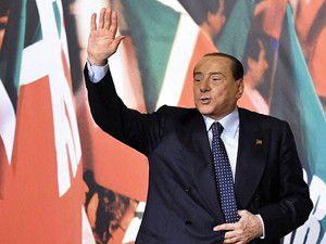 Berlusconi senatörlükten azledildi