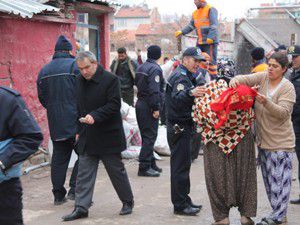 300 polisle yıkım!