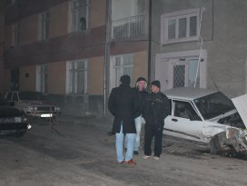Ehliyetsiz sürücü park halindeki otomobile çarptı!