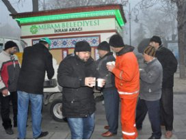 Meram Belediyesi’nden sıcak çorba ikramı
