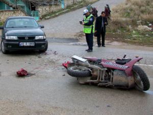 Motosiklet otomobille çarpıştı