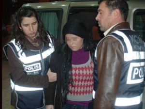 Uyuşturucu kuryeliği için kız kardeşini rehin bıraktı